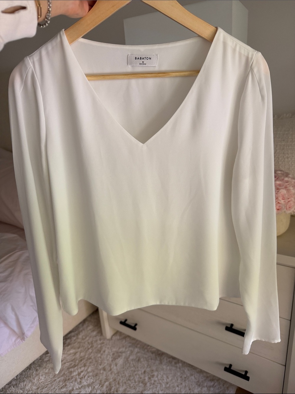 Babaton Cream V-Neck Long Sleeve Blouse